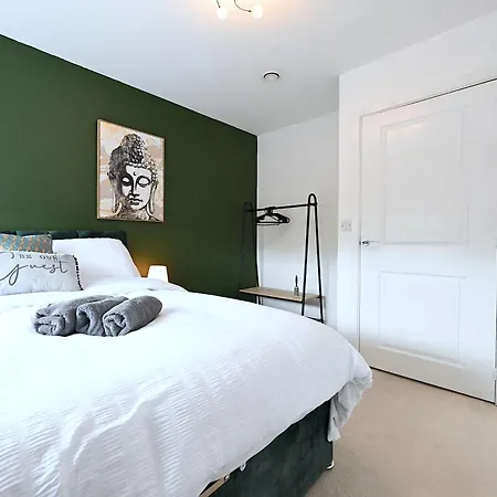 Perfect For Contractors & Families With Free Secure Parking! Apartment Farnborough  Exterior photo