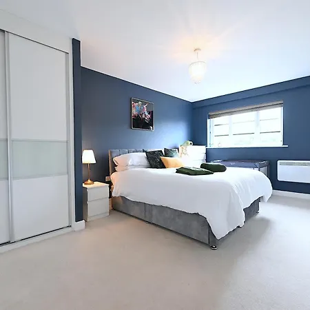 Perfect For Contractors & Families With Free Secure Parking! Apartment Farnborough  Exterior photo