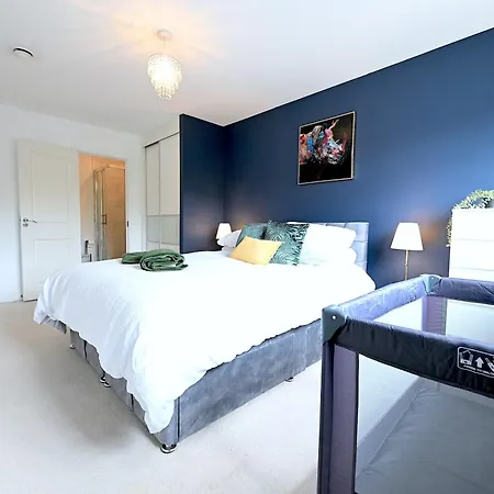 Perfect For Contractors & Families With Free Secure Parking! Apartment Farnborough  Exterior photo