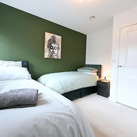 Perfect For Contractors & Families With Free Secure Parking! Apartment Farnborough  Exterior photo