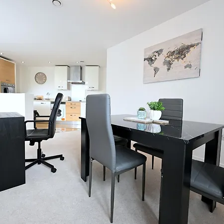 Perfect For Contractors & Families With Free Secure Parking! Apartment Farnborough  Exterior photo