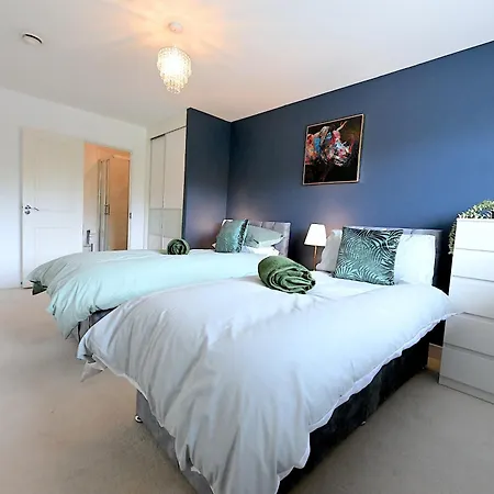 Perfect For Contractors & Families With Free Secure Parking! Apartment Farnborough  Exterior photo