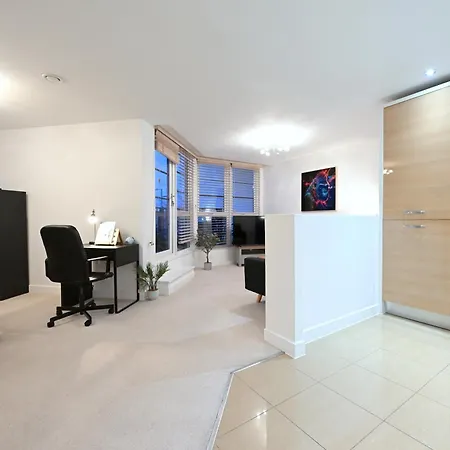 Perfect For Contractors & Families With Free Secure Parking! Apartment Farnborough  Exterior photo
