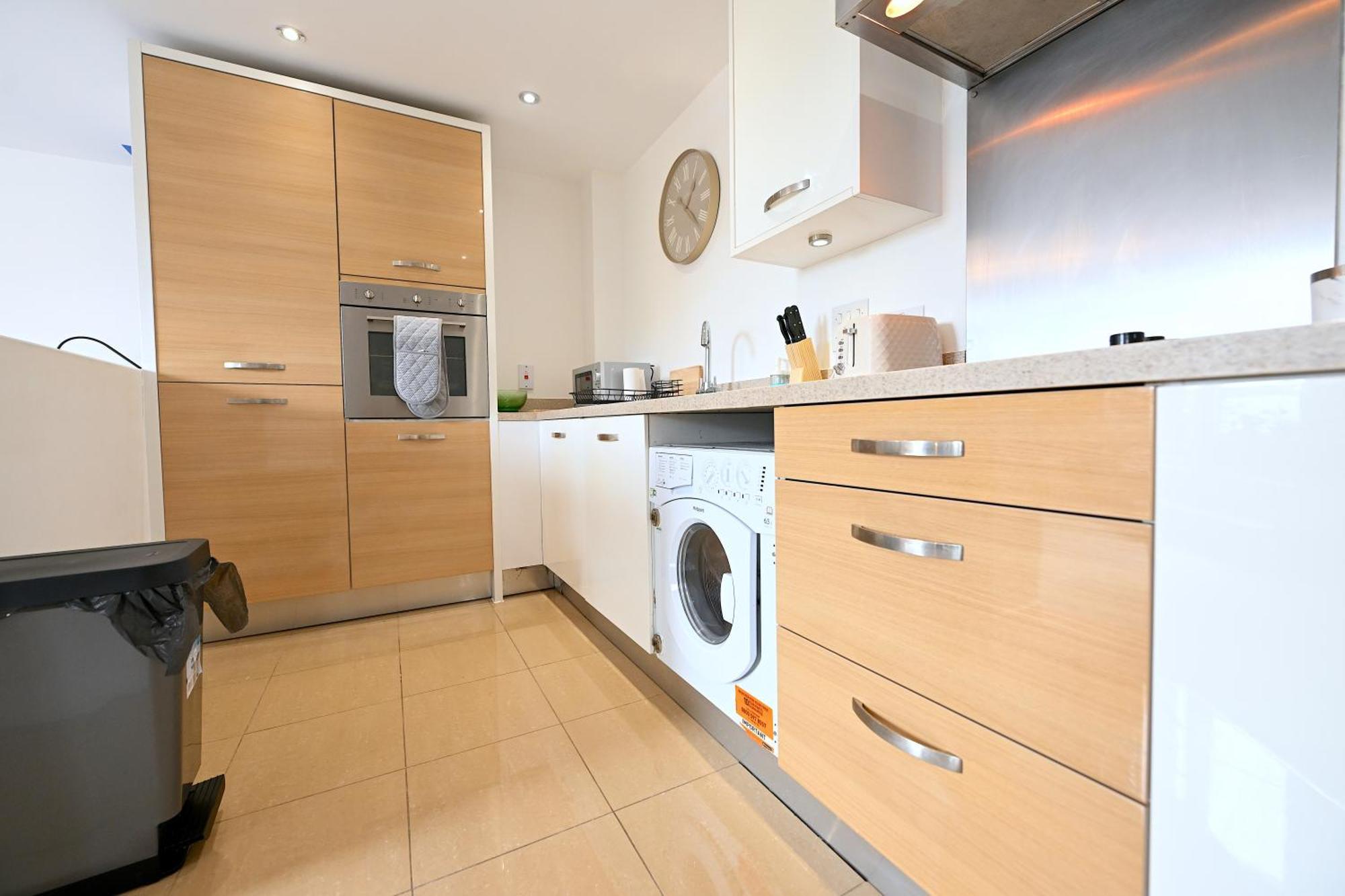 Perfect For Contractors & Families With Free Secure Parking! Apartment