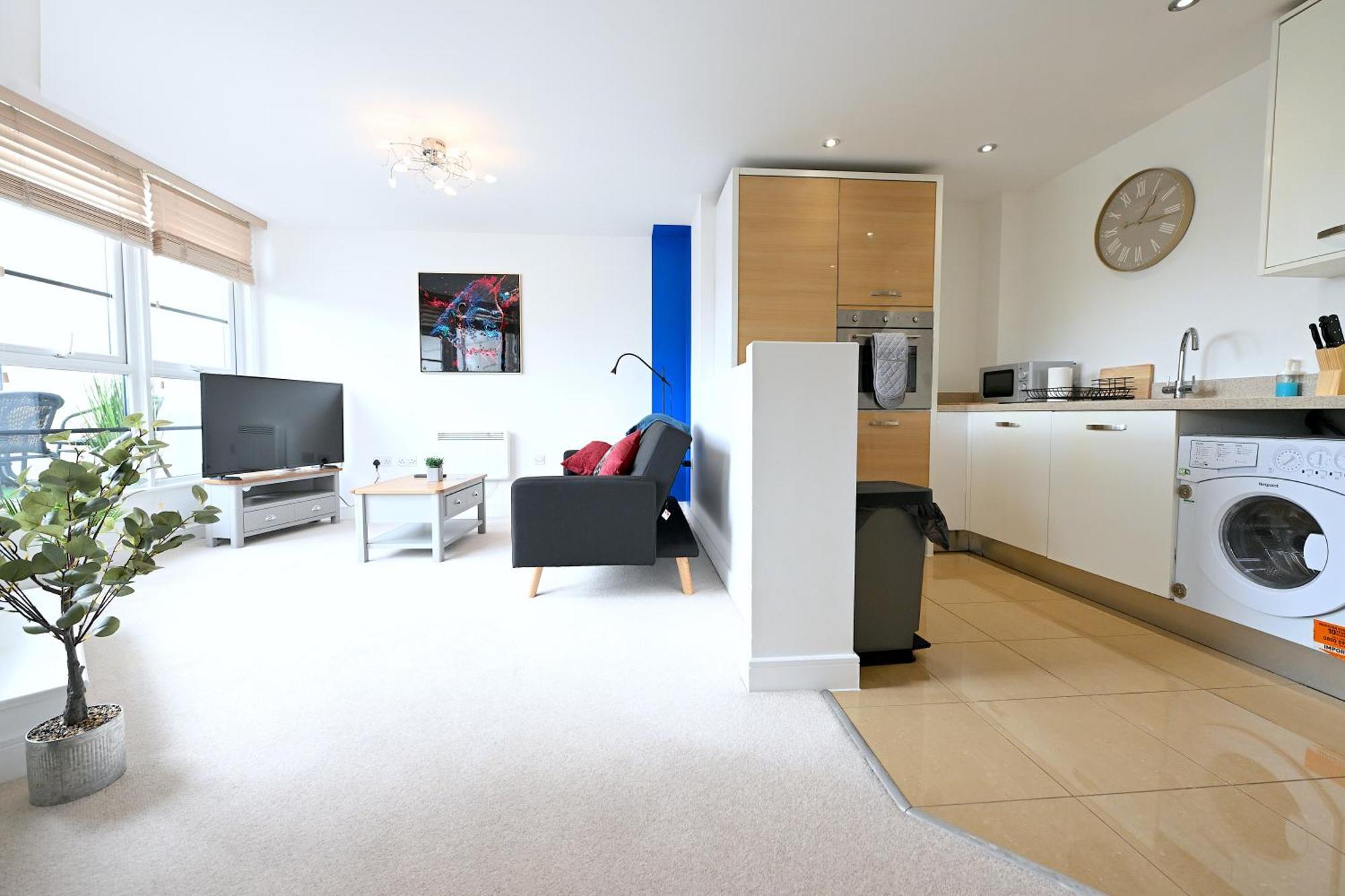 Perfect For Contractors & Families With Free Secure Parking! * Farnborough (Hampshire)