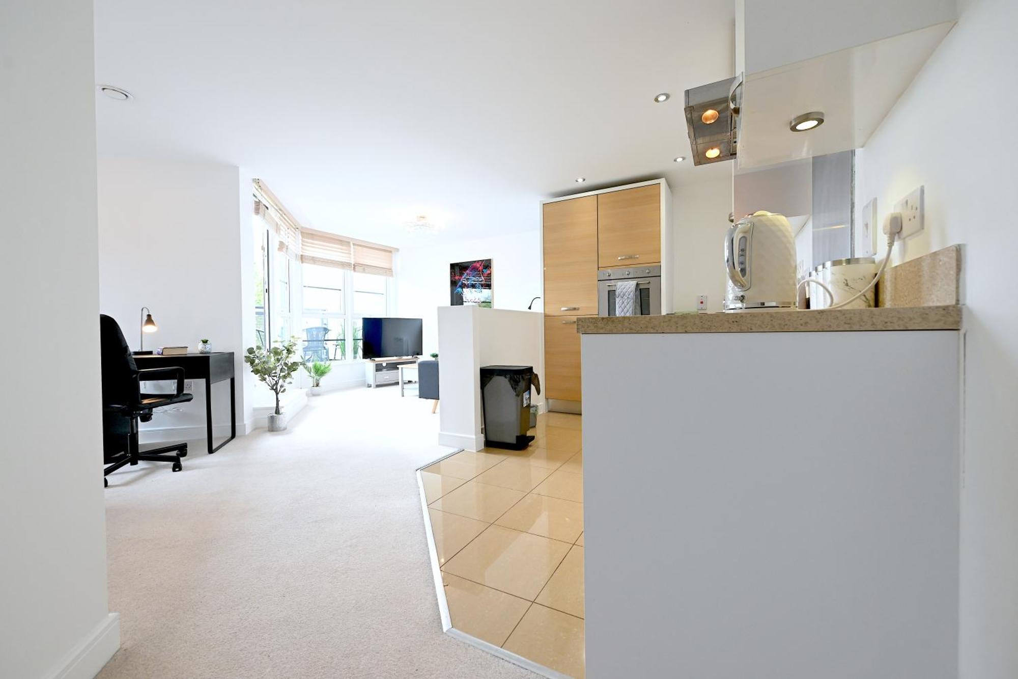 Perfect For Contractors & Families With Free Secure Parking! Apartment Farnborough (Hampshire)