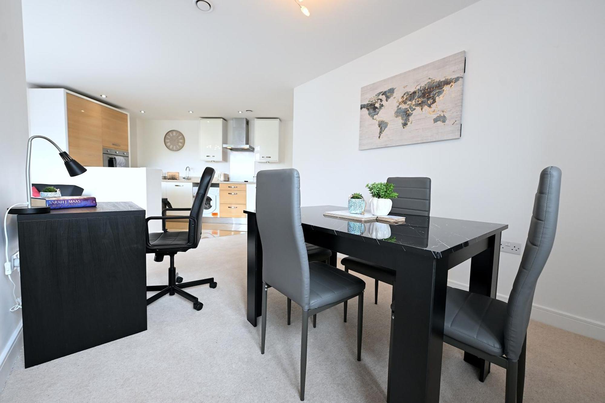 Getaway Spacious Flat With Private Balcony And Secure Free Parking! * Farnborough (Hampshire)