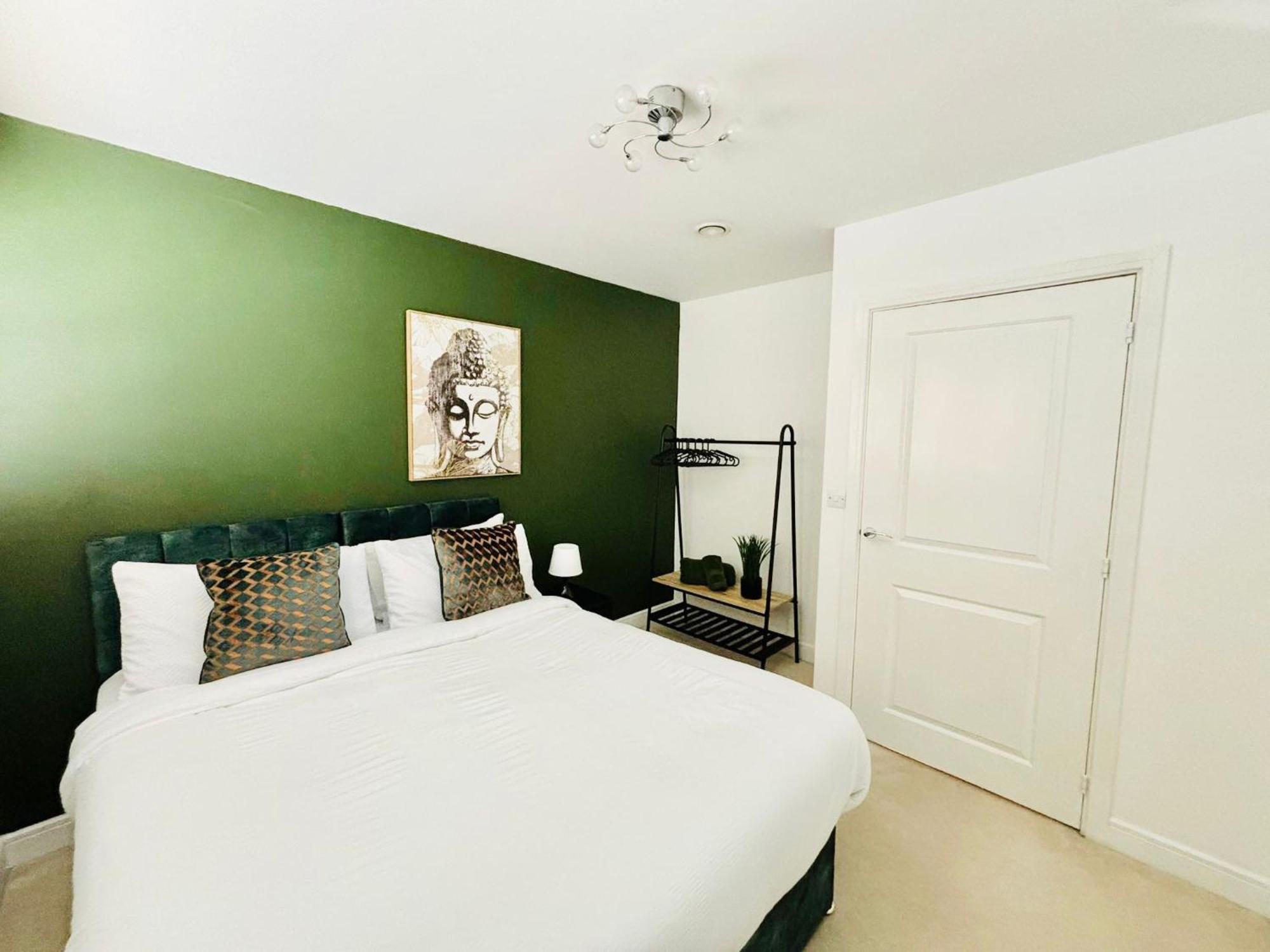 Perfect For Contractors & Families With Free Secure Parking! Farnborough (Hampshire)