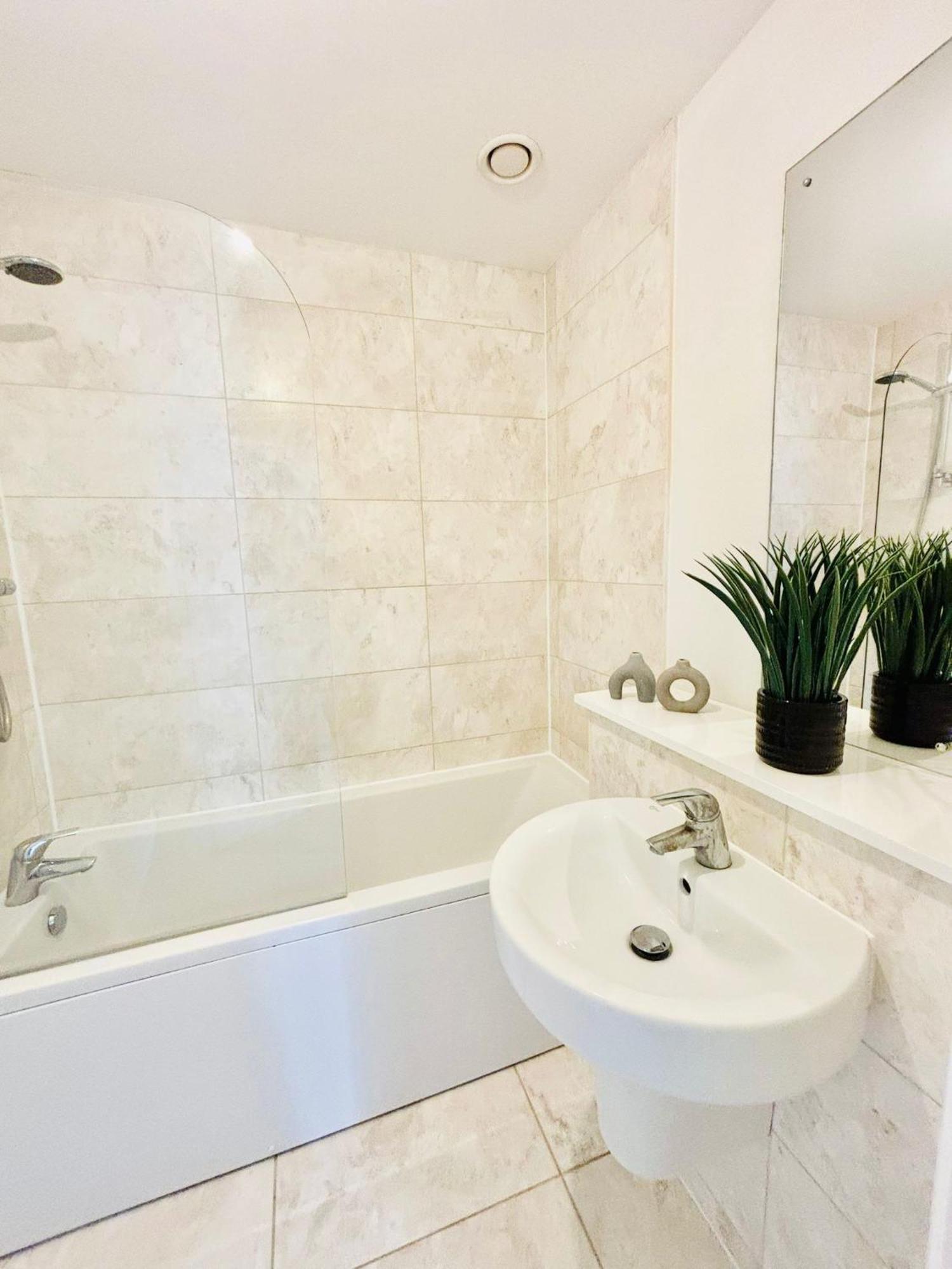 Perfect For Contractors & Families With Free Secure Parking! * Farnborough (Hampshire)