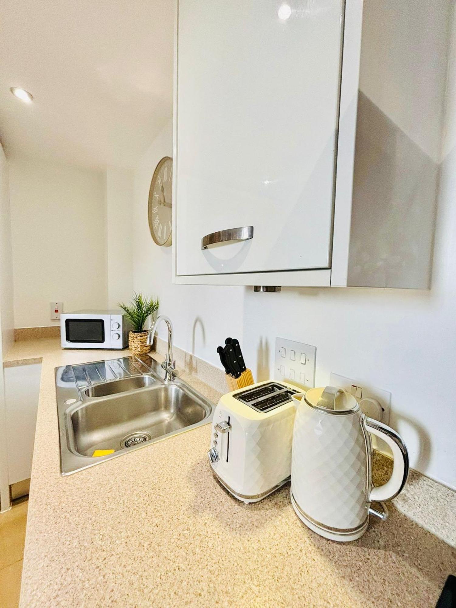 Perfect For Contractors & Families With Free Secure Parking! Apartment *