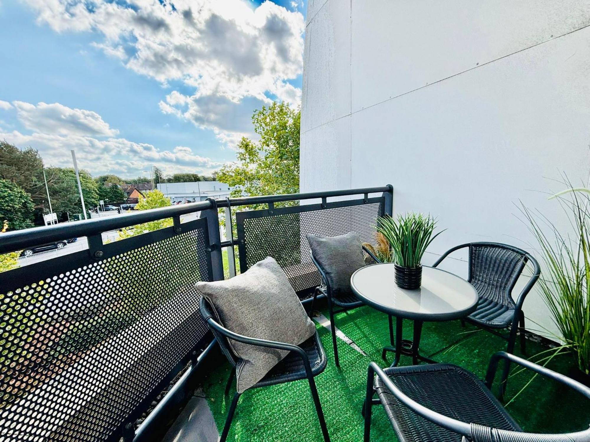 Perfect For Contractors & Families With Free Secure Parking! * Farnborough (Hampshire)