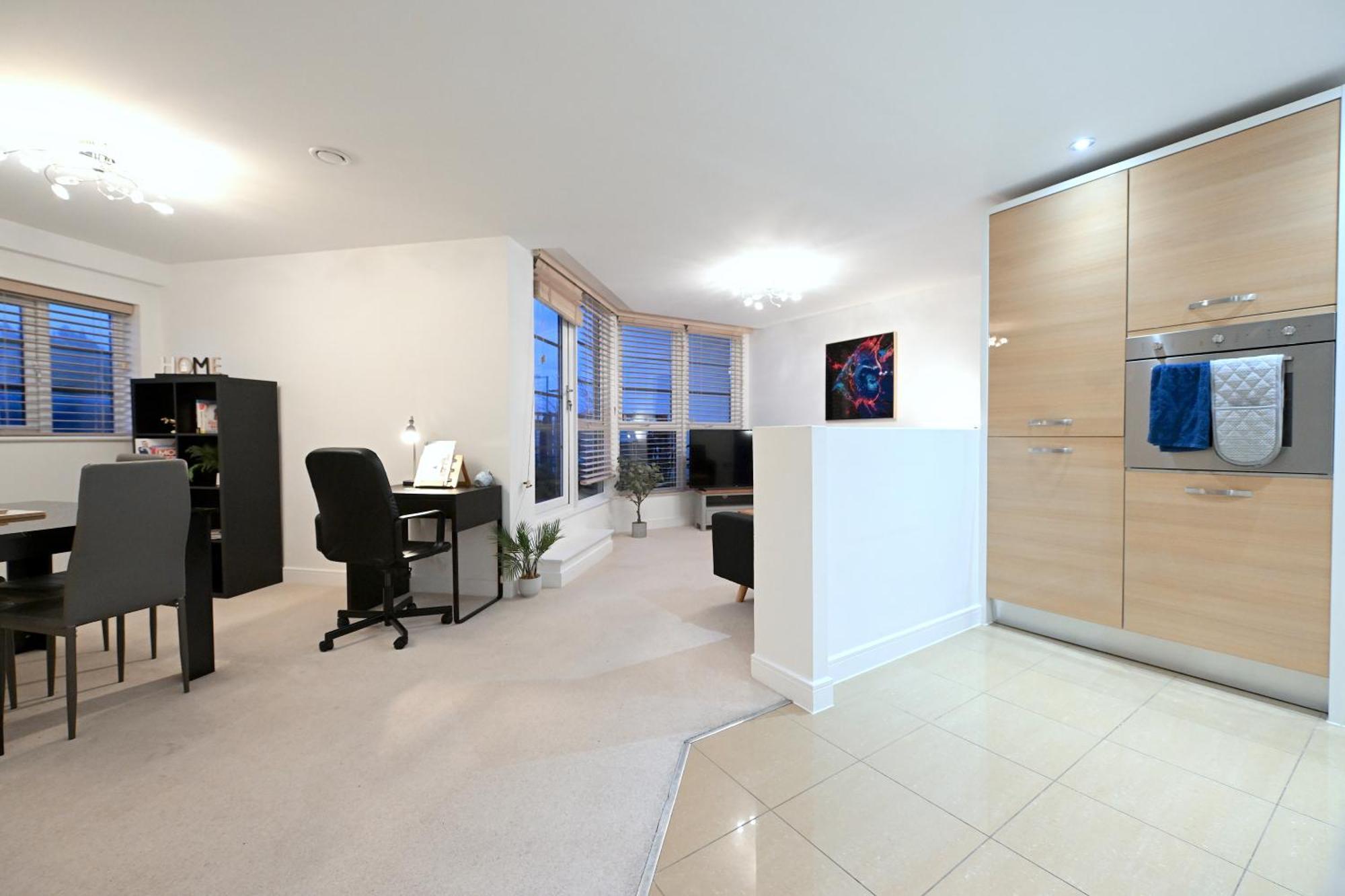 Apartment Perfect For Contractors & Families With Free Secure Parking! Farnborough (Hampshire)