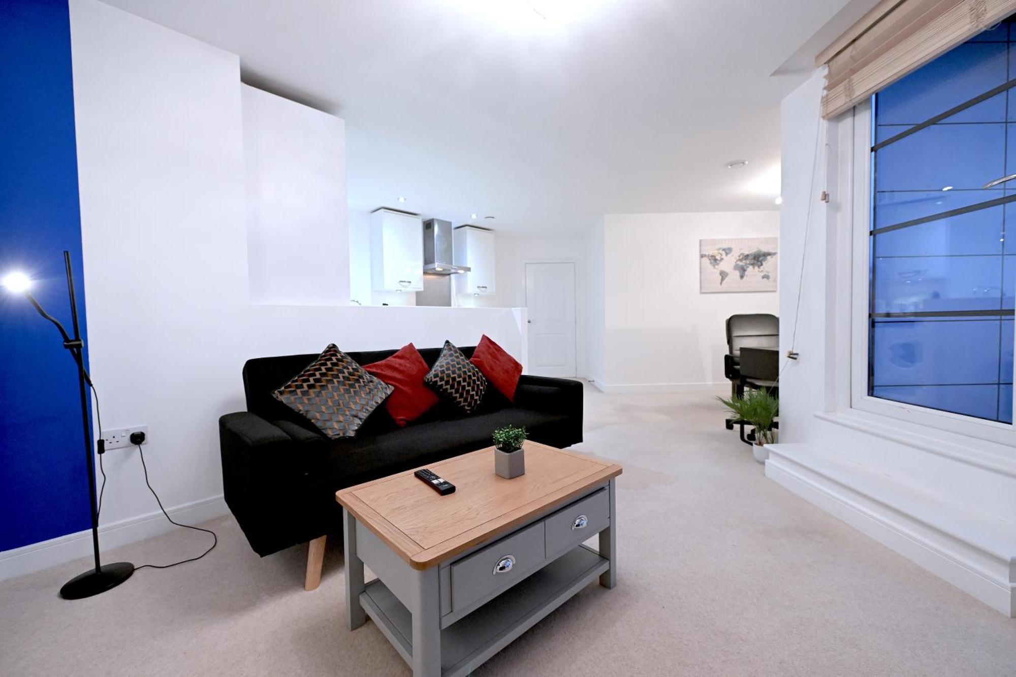 Perfect For Contractors & Families With Free Secure Parking! * Farnborough (Hampshire)