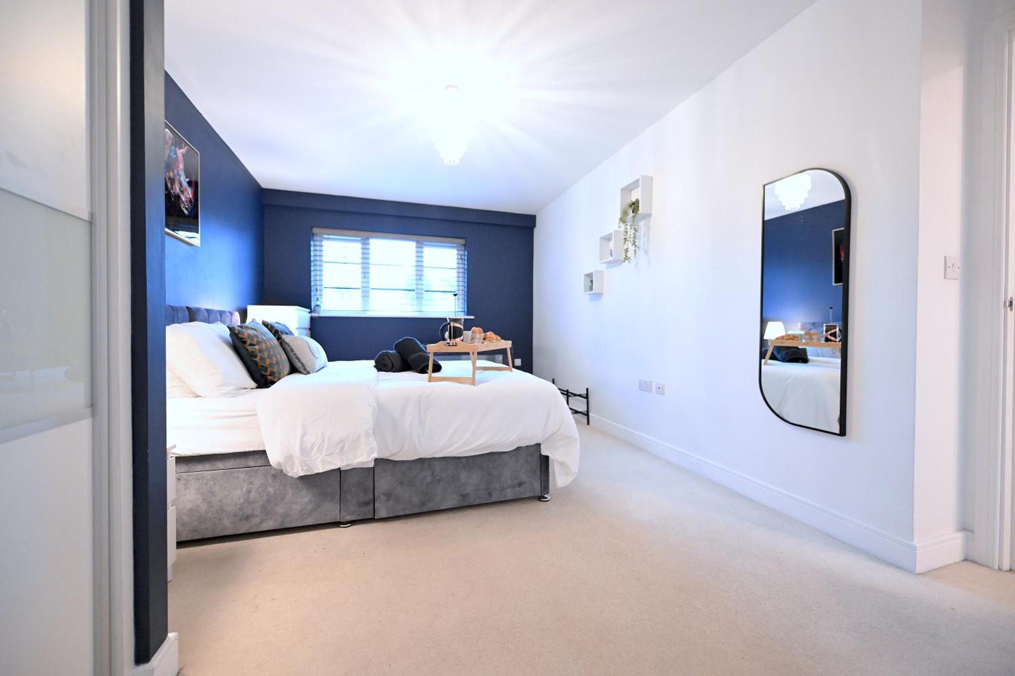 Perfect For Contractors & Families With Free Secure Parking! * Farnborough (Hampshire)