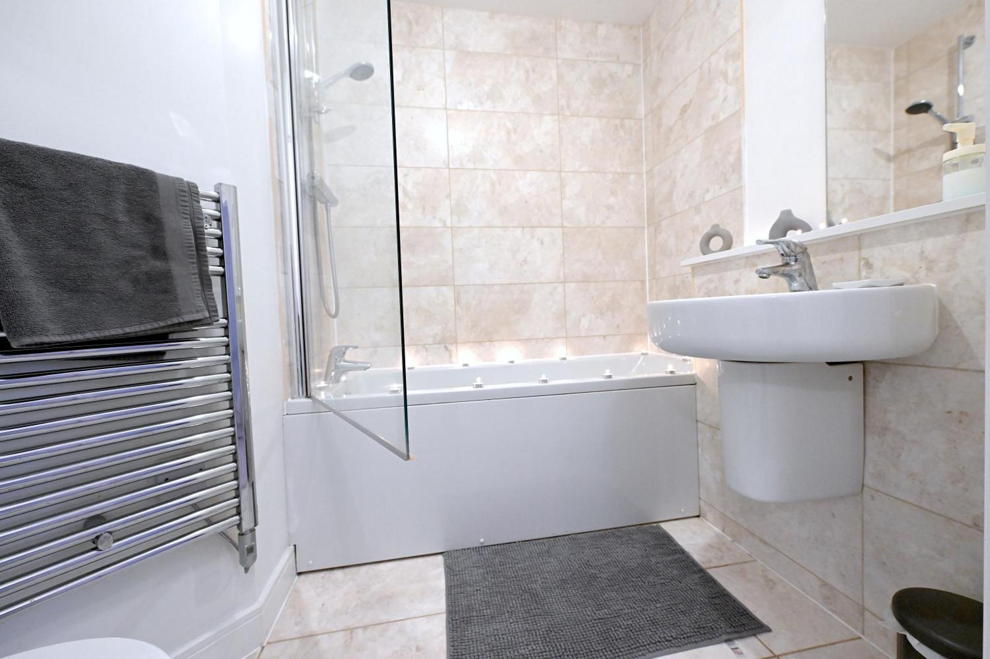 Perfect For Contractors & Families With Free Secure Parking! Farnborough (Hampshire)