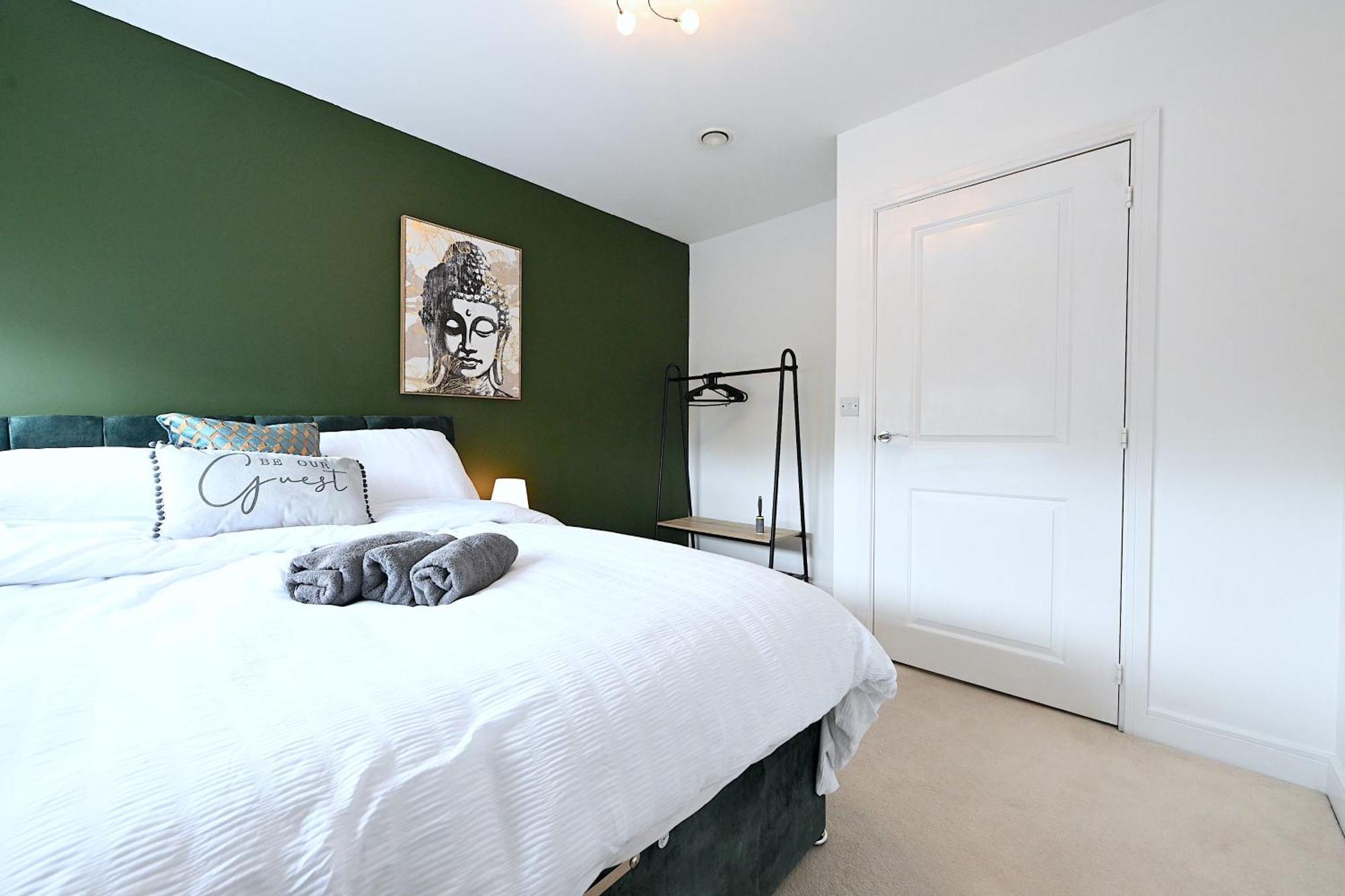 Perfect For Contractors & Families With Free Secure Parking! Farnborough (Hampshire)