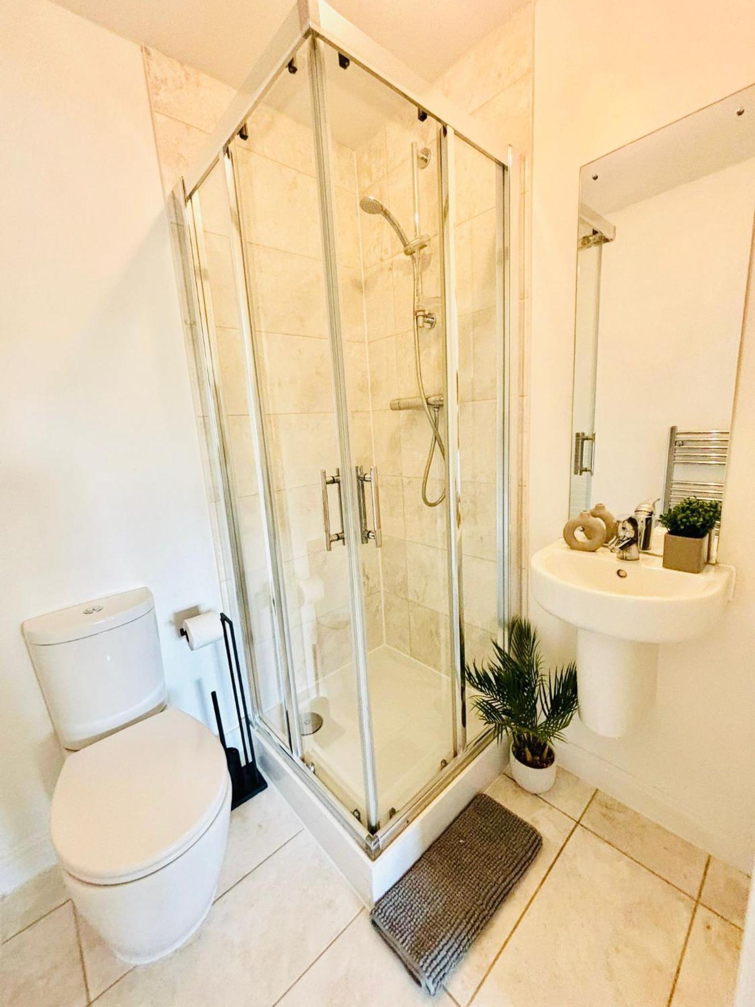 Apartment Perfect For Contractors & Families With Free Secure Parking!