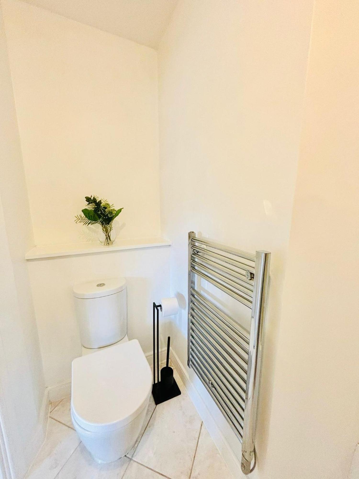 Apartment Perfect For Contractors & Families With Free Secure Parking! Farnborough (Hampshire)