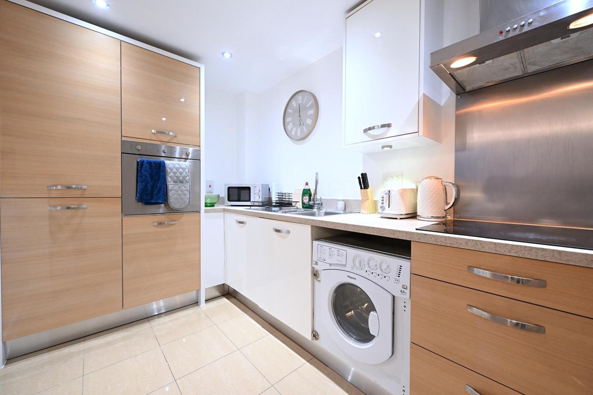 Perfect For Contractors & Families With Free Secure Parking! *