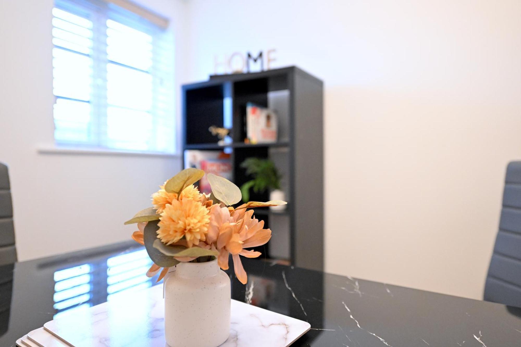 Perfect For Contractors & Families With Free Secure Parking! Apartment